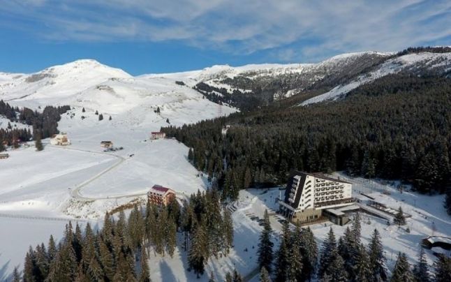 Scandal pe munții Bucegi/ Șeful CJ Dâmbovița: Este inadmisibil ca localitatea Moroeni să nu facă parte din acest comitet, deși 60% din Parcul Natural Bucegi se află pe raza acestei comune pestera