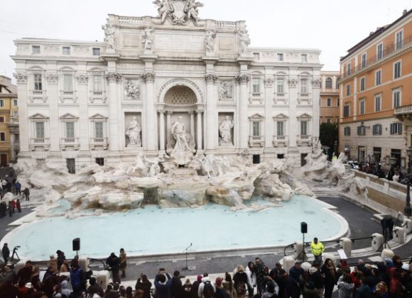 Dacă te arunci in Fontana di Trevi nu mai ai voie in Roma și plătești 500 de euro fontana