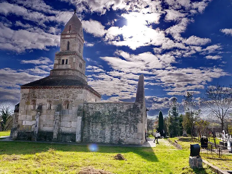 Opt biserici vechi din Țara Hațegului, incluse în ruta cultural-turistică ''Legendă și piatră'' densus