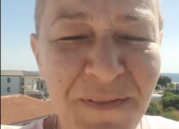 VIDEO: Patroană de pensiune in Vama Veche, fostă jurnalistă: Mă tot intreb- dacă nu aș avea afacere aici, oare aș mai veni în Vamă? Și este trist pentru că răspunsul este ….NU! Captură de ecran din 2025-07-10 la 23.47.56
