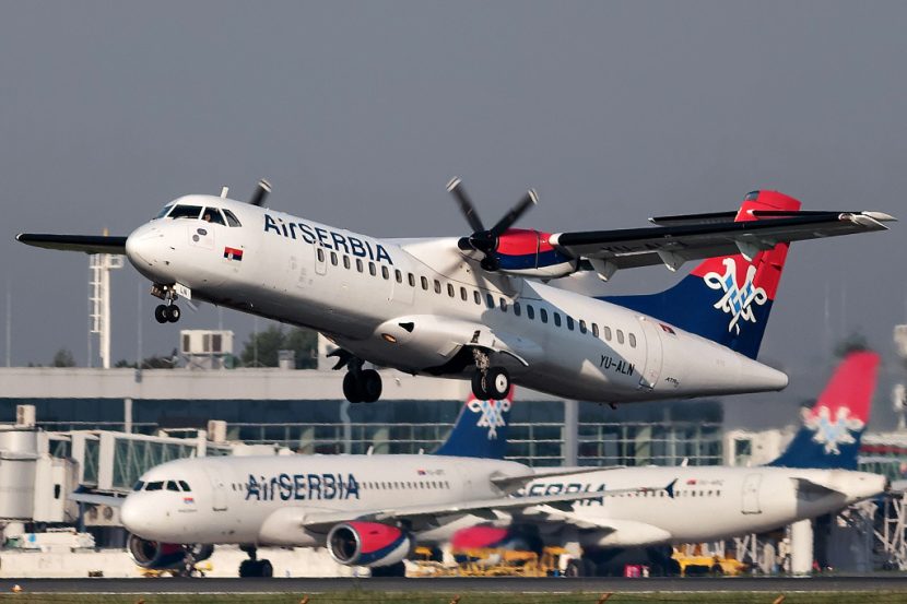 Un român arestat pentru escrocherie cu carduri pe zboruri Air Serbia airserbia